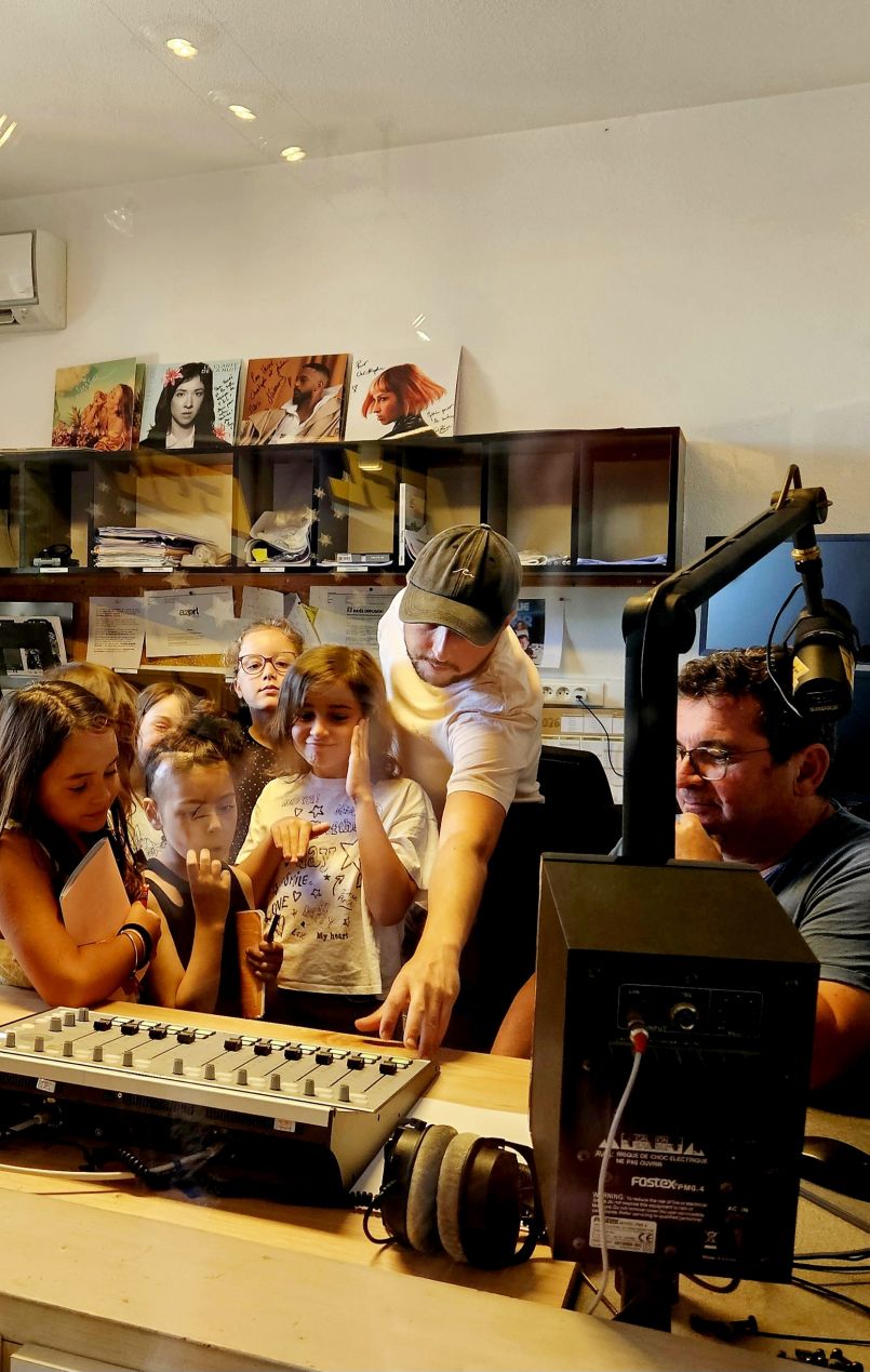 Pour le Petit Prince Biscarrosse, et l'une de ses classes CE2, une visite des studios d'FGL s'imposait avant que n'arr�te de retentir la cloche. L'�cole est finie, vive les grandes vacances !